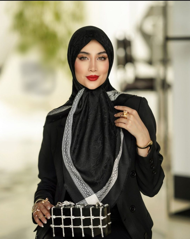 روسری ابریشم ژاکارد دور نقره ای
